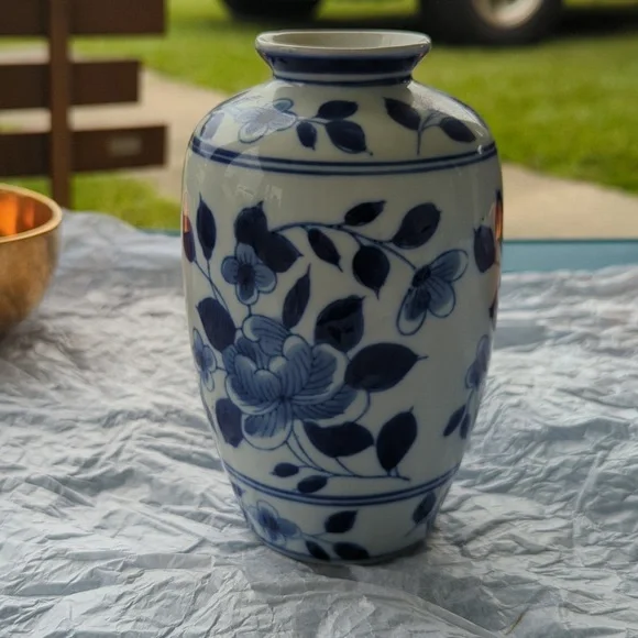 Vintage blue and white Chinese vase - Picture 1 of 3